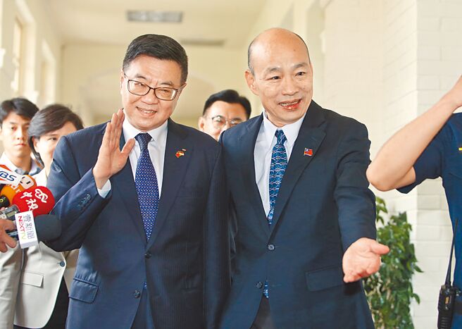 立法院长韩国瑜（右）成功乔定朝野坐下好好谈总预算僵局。（本报资料照片）