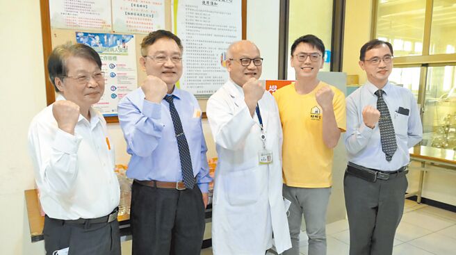 雲林縣西螺鎮「好所宅診所」是雲林第1家專門型在宅醫療診所，院長黃子華（右二）認為目前台灣居家醫療推動所面臨的困境，主要在於健保給付仍不足。（張朝欣攝）