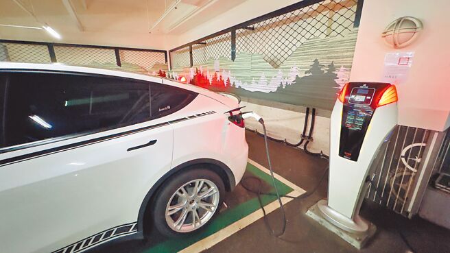 政府鼓励电动车发展，但充电桩普及率不高，影响民眾换开电动车意愿。（本报资料照片）