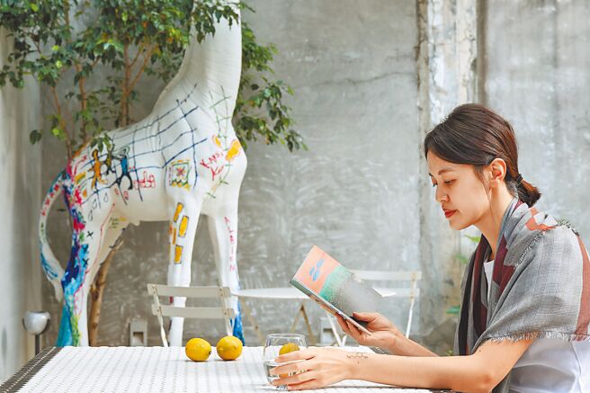 時序入秋，專家提醒，要維護膚況穩定，務必喝足水分，保養著重水油平衡的保濕，皮膚健康，就不易過敏。（鄧博仁攝）