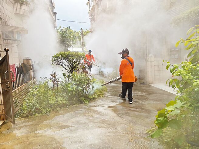 新北市28日宣布新增14例本土登革热病例，大幅度全面清消，防堵登革热疫情。（新北市卫生局提供／柯毓庭新北传真）