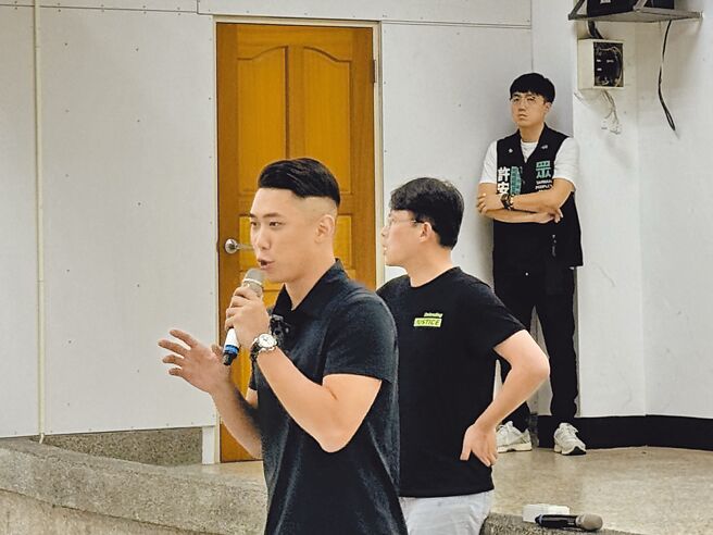 檢調偵辦進口蛋不法案，畜產會前董事長林聰賢、前農業部長陳吉仲等人未被約談，民眾黨新北市黨部主委、新北市議員陳世軒（前）批評，對比前台北市長柯文哲涉京華城容積弊案「沒有比較沒有傷害」。（柯毓庭攝）