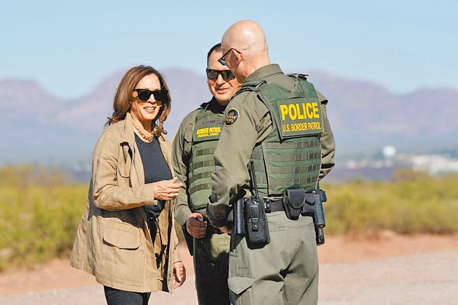 美国副总统贺锦丽（左）27日首访美墨边境，呼吁进一步收紧移民的庇护限制，并承诺维持总统拜登6月公布的庇护禁令。（路透）