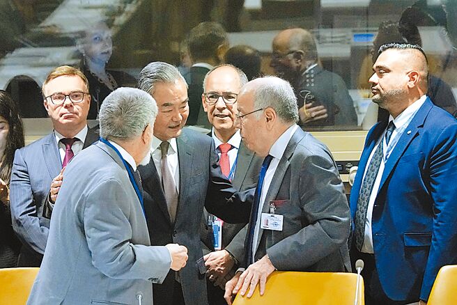 大陸外交部長王毅27日在聯合國大會期間，號召巴西、南非、埃及等多個「全球南方」國家，組成烏克蘭危機「和平之友」小組。（新華社）