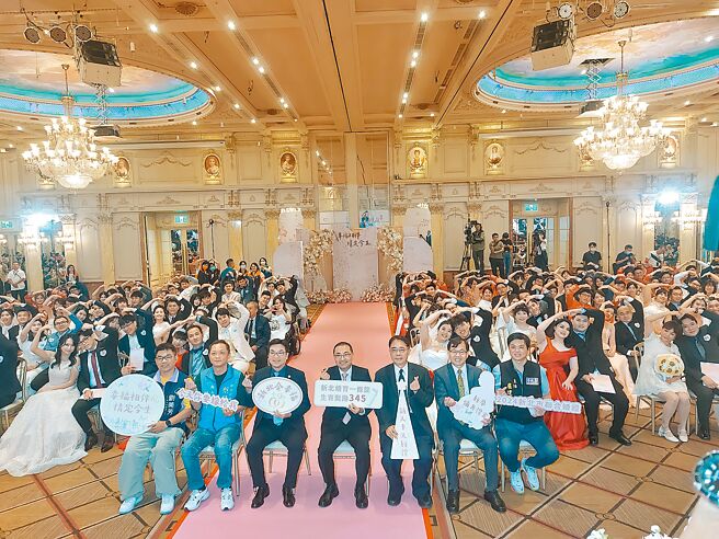 2024新北市聯合婚禮28日浪漫登場，101對新人在市長侯友宜（前排中）及副市長劉和然（前排左三）見證下，互許終身，場面溫馨感人。（張鎧乙攝）