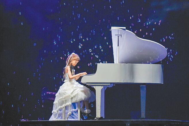 陈晓东的女儿28日为爸爸弹琴伴奏。（罗永铭摄）