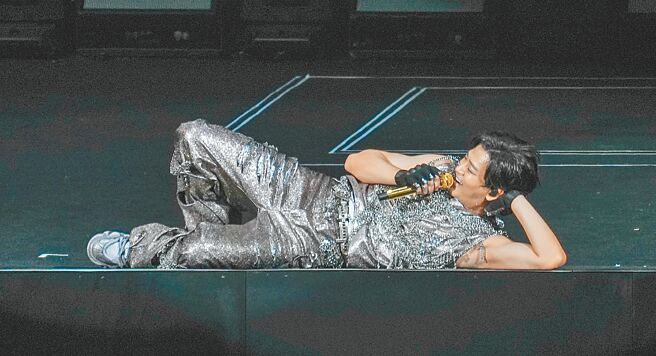 陈晓东28日唱跳多首快歌后，气喘吁吁地躺在地上。（罗永铭摄）