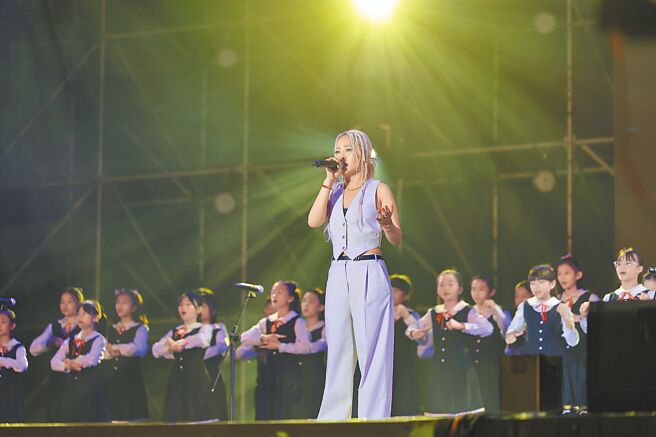 戴愛玲為花蓮鄉親獻上〈對的人〉等歌曲。（華納音樂提供）