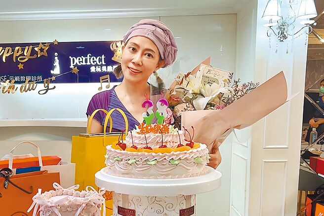 小彤庆祝60岁生日，许愿想要活久一点。（马可孛罗公关提供）