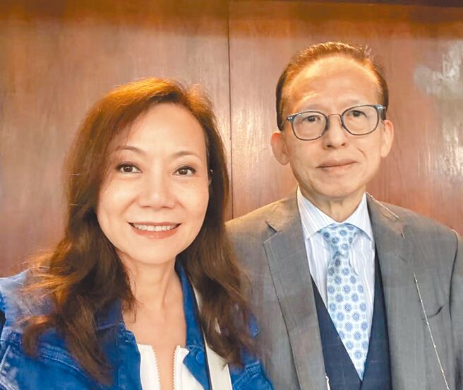 吴冠英（左）与新加坡丰隆集团主席郭令明合影。（吴冠英提供）