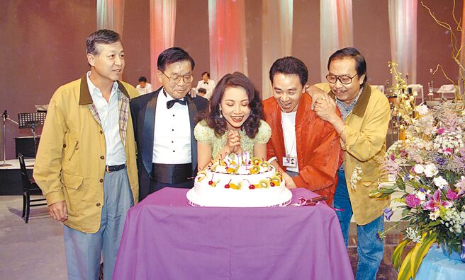 导播组组长白国嘉（左起）、中视大乐队指挥林家庆、吴冠英、导播林添、导播组副组长史俊明，当年一起庆祝节目《乐自心中来》满600集。（资料照片）