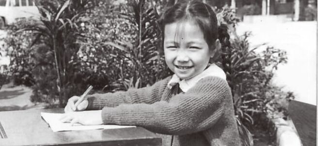 吴冠英是家中的掌上明珠，在父亲与兄长的疼爱下长大。（吴冠英提供）