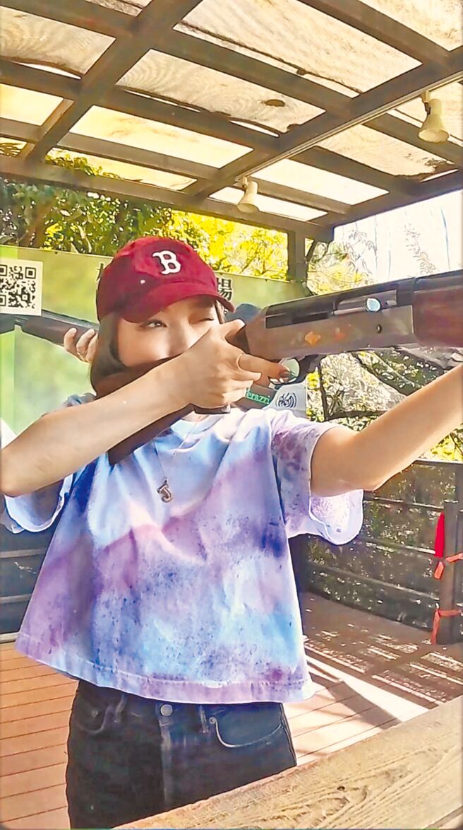 閻奕格日前體驗戶外射擊、打靶活動。（華研國際提供）