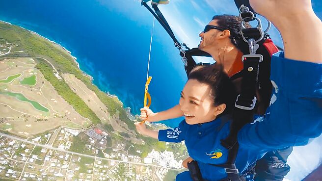 閻奕格曾赴關島挑戰跳傘。（華研國際提供）