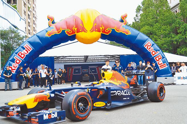Red Bull Showrun28日在台中热情登场，市长卢秀燕（右）与赛车手角田裕毅（左）合影。（陈淑娥摄）