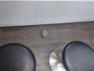 不滿訊號差、店員誤刪通訊錄    台中男怒砸台哥大門市  