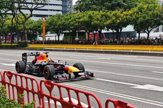 红牛街道赛车秀 F1赛车手角田裕毅炸翻台中市政路