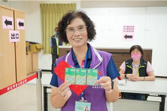 金山區發放重陽禮券 疫苗同步施打守護長輩健康
