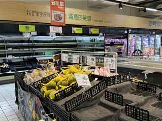 山陀兒來襲怕淹水 高雄市民堆沙包、忙移車 超市貨架被搶空