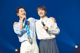 蔡旻佑大馬開唱 張棟樑衝上台扒衣