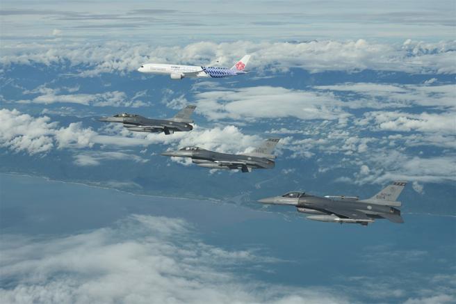  空軍第4聯隊第22作戰隊F-16型機執行伴飛護航任務，確保專機安全。（本報資料照片）