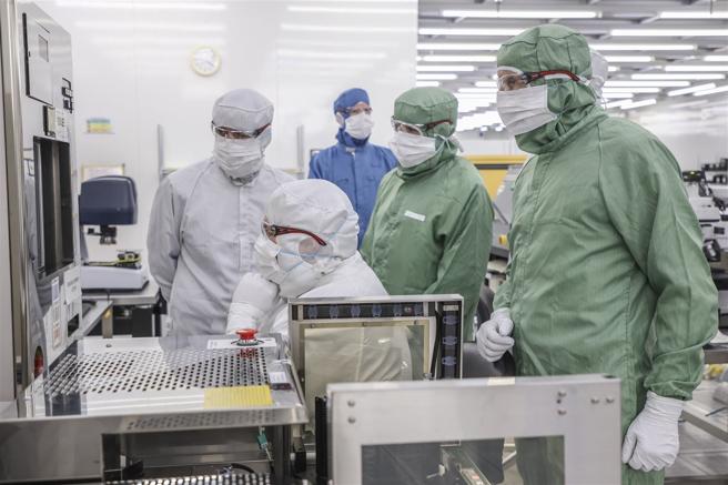 英國國防大臣希利（右）27日親赴半導體工廠視察，了解生產線與相關技術概況。（取自英國國防部網站）