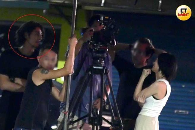 郭鑫回台发展，一头长髮加上鬍子，与当年在《康熙来了》的搞笑形象相差很大。（图／本刊摄影组）