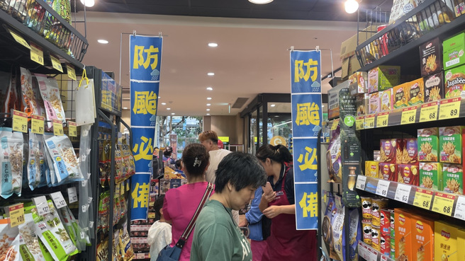 昨日下午的全联超市已涌入不少抢买的民眾。（图／记者杨雅婷摄影）