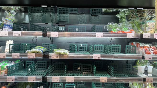 叶菜类几乎被搬光。（图／记者杨雅婷摄影）