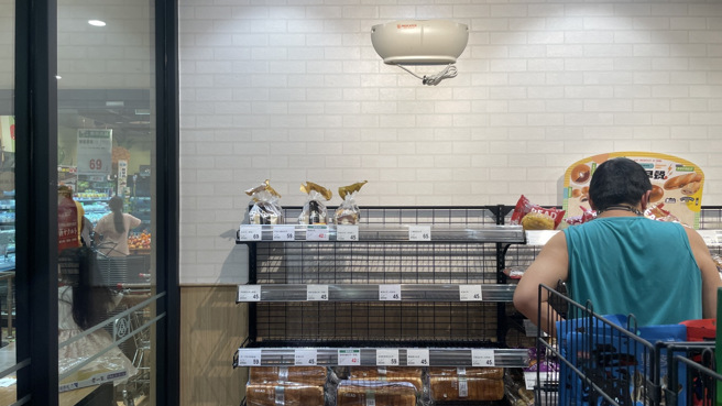 麵包类也是民眾抢买的重点之一。（图／记者杨雅婷摄影）