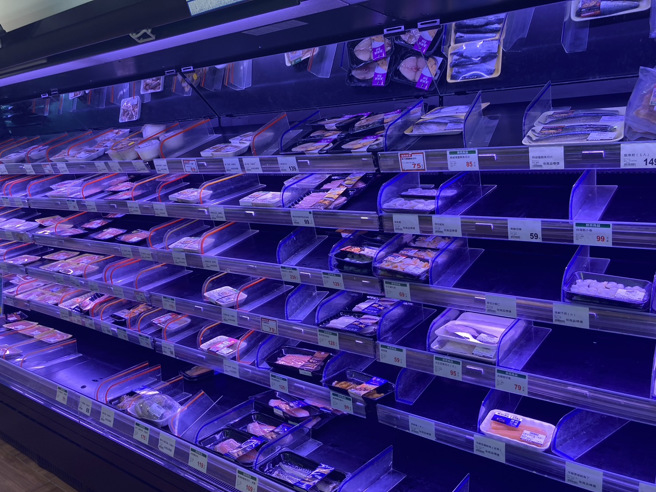 生鲜肉品也快被搬光。（图／记者杨雅婷摄影）
