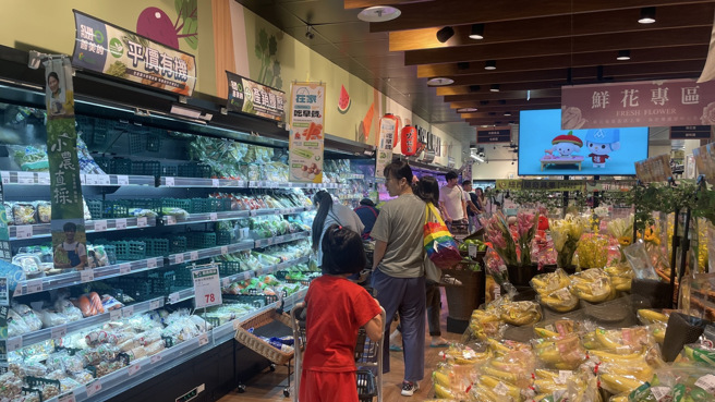 民眾下午就涌入超市抢买。（图／记者杨雅婷摄影）
