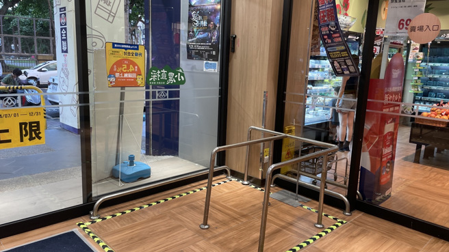 门口的手推车被推到一台不剩。（图／记者杨雅婷摄影）