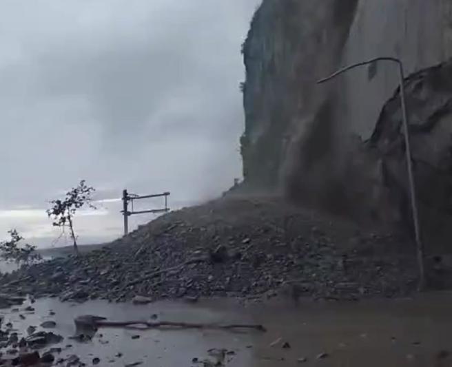 蘇花匯德隧道出現大崩落，已有人車受困。（消防局提供）