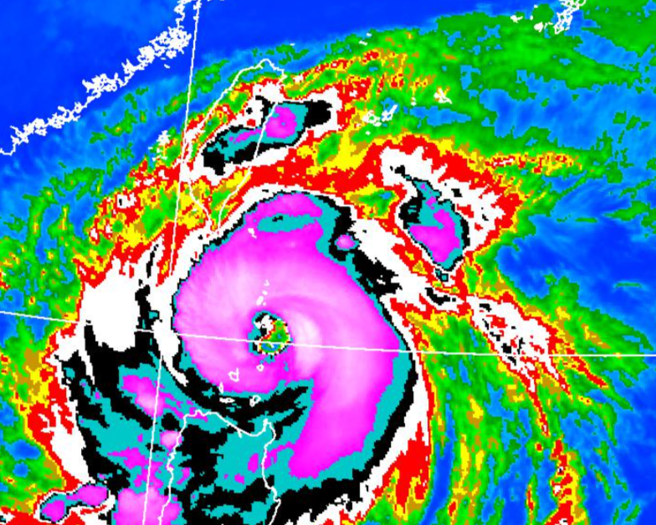 山陀儿持续增强，已接近中度颱风上限，将在高雄、屏东一带登陆。（中央气象署提供）