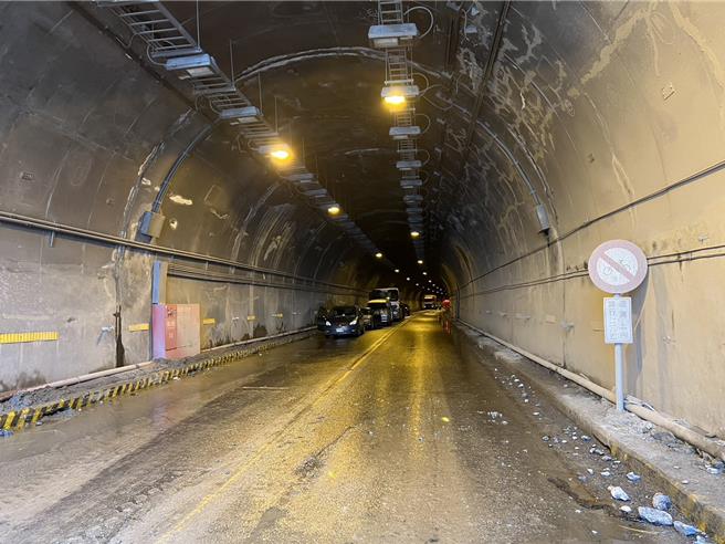 因蘇花公路發生土石流，受困匯德隧道8車14人北返至和仁管制站。（花蓮縣消防局提供／王志偉花蓮傳真）