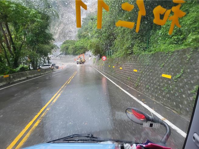 山區雨勢大，蘇花公路和仁至崇德路段發生多處土石流，公路派人員與機具搶通。（花蓮縣消防局提供／王志偉花蓮傳真）