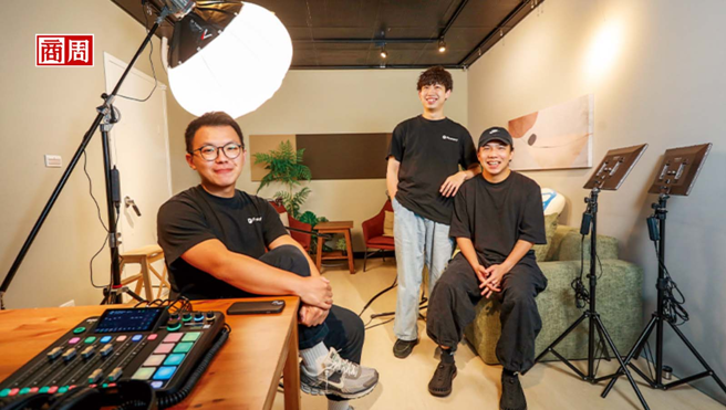 Firstory执行长于子轩（右起）、技术长翁子皓、营运长刘德政是大学室友，拍摄处隔壁就是草创期的录音室，吸音海绵是他们一起手工贴上。(摄影者．陈宗怡)