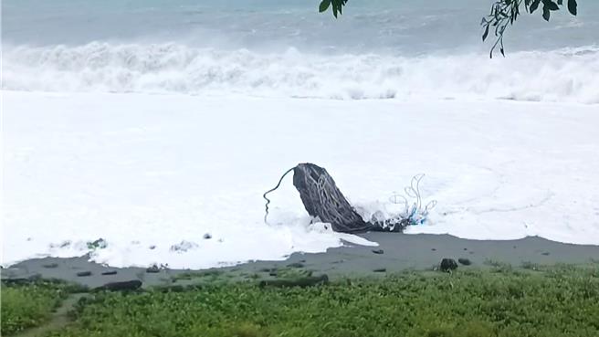 南迴艺术季作品「大地之母」被浪花吞没，网友戏称此景如洗头。（读者提供／萧嘉蕙台东传真）