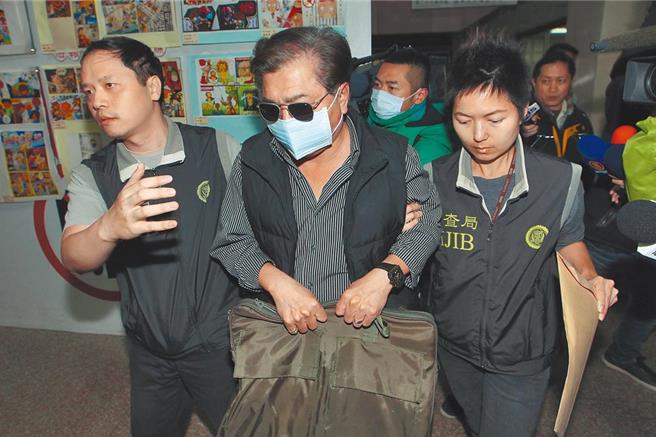 「空战英豪」前空军上校葛季贤、前中校楼文卿，卷入镇小江共谍案，图为2015年调查局将葛季贤（左二）移送地检署侦办。（中时资料照片）