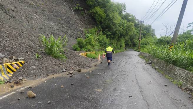 山陀兒颱風釀玉里土石崩落，崙天所長助排除，維護學子安全。（翻攝畫面）