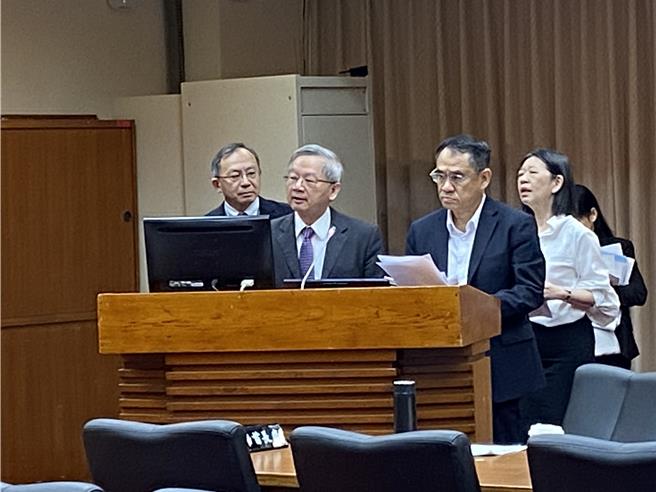 國科會主委吳誠文（左二）今天在立法院表示，希望未來幾年我國超級電腦算力可以從現在的106名提升至30名。（林志成攝）