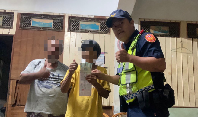 民眾深受暖警义行感动，寄送2000现金袋，委托警方帮助单亲妈与弱儿。（翻摄画面）