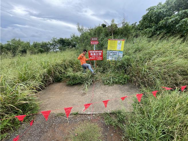 山陀兒颱風逐漸逼近，屏東縣政府上午宣布，恆春半島6鄉鎮下午停班停課。圖為墾管處在恆春半島沙灘插上紅旗及封閉沙灘標警告標語。（墾管處提供／羅琦文屏東傳真）