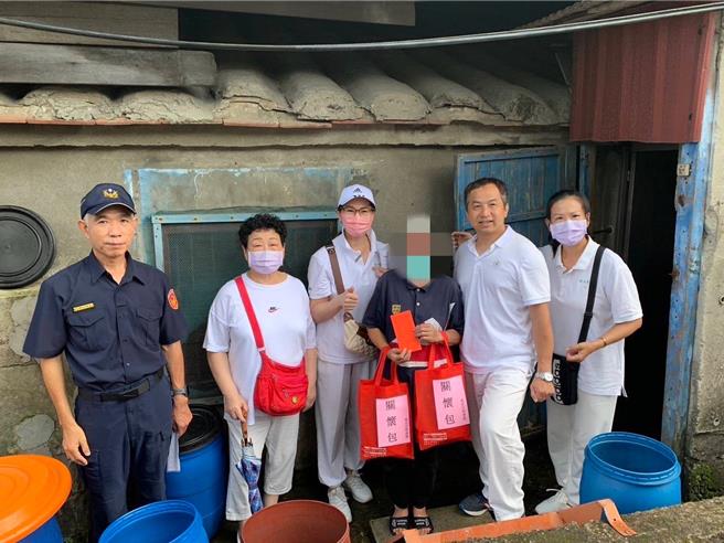 土城警分局携手民间单位捐赠爱心物资。（土城警分局提供）