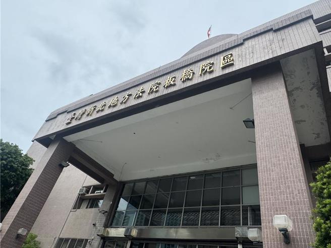 新北市某國中郭姓少年為替林姓少女出氣，去年12月持彈簧刀刺殺同校國中生，見國中生已倒地不醒人事還遇上前補刀，林姓少女則欲阻擋郭姓少年殺人的同學，嗆聲「滾」，案件移審新北地方法院少年法院，今（30）日宣判，少年犯殺人罪處有期徒刑9年，少女犯殺人罪處有期徒刑8年。（柯毓庭攝）