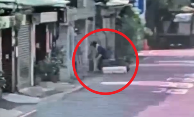 店家汰旧换新暂放门口，惊见2台分离式冷气不翼而飞，警方获报火速逮人送办。（翻摄画面）