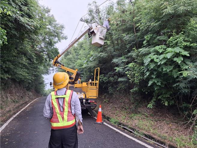 山陀兒颱風來襲，台電屏東區營業處加派恆春、小琉球、林邊及佳冬等地區人力、機具提前進駐待命。（台電提供／羅琦文屏東傳真）