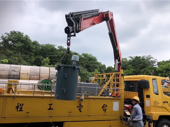 山陀兒颱風來襲，屏東首當其衝，台電屏東區營業處加派恆春、小琉球、林邊及佳冬等地區人力、機具提前進駐待命。（台電提供／羅琦文屏東傳真）