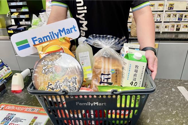 全家推出麵包、泡麵、零嘴等優惠，讓民眾防颱方便就近買。（全家提供／朱世凱台北傳真）